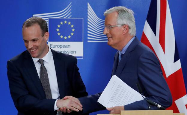 Dominic Raab y Michel Barnier, tras una conferencia de prensa en Bruselas.