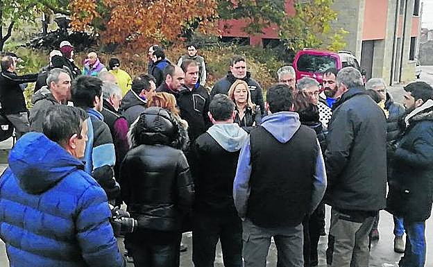 Afectados junto a representantes institucionales.