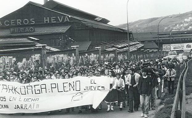 Vecinos de Otxarkoaga, a su paso por la antigua fábrica Echevarría, piden la rehabilitación de viviendas del barrio a finales de los setenta.
