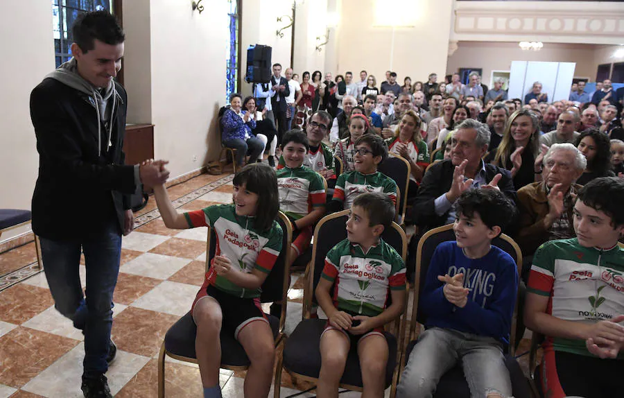 Igor Antón choca la mano con una joven ciclista.