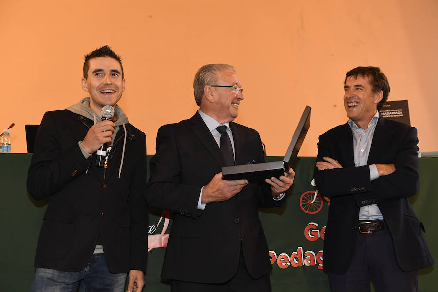 Igor Antón, micrófono en mano, junto a Miguel Madariaga y Perico Delgado.