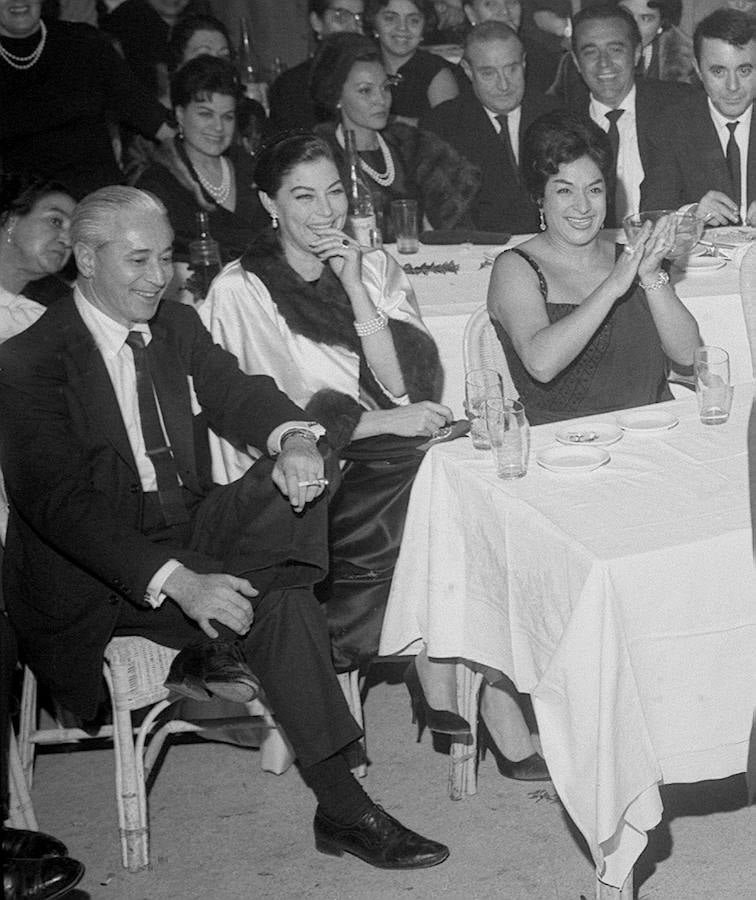 Ava, sentada, durante la fiesta por el bautizo del hijo de Lola Flores en 1961.