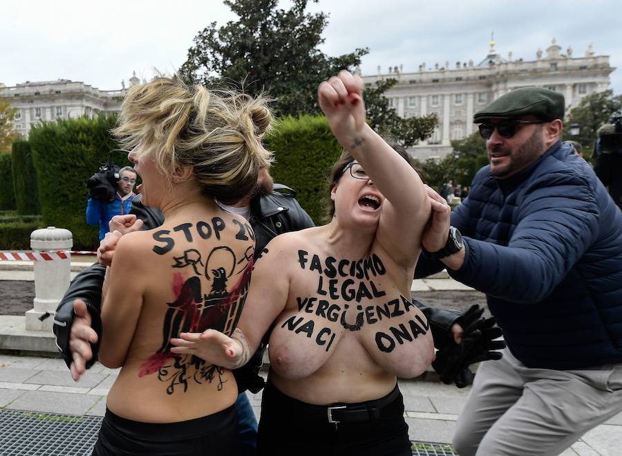 Las mujeres llevaban escrito sobre la piel del pecho el lema «fascismo legal, vergüenza nacional» y han sido increpadas por los participantes en el acto