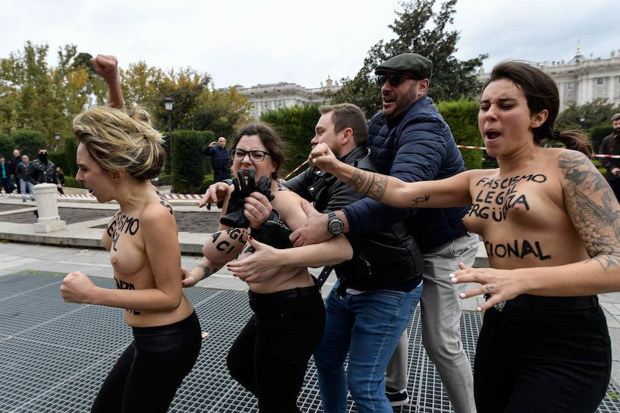 Las mujeres llevaban escrito sobre la piel del pecho el lema «fascismo legal, vergüenza nacional» y han sido increpadas por los participantes en el acto