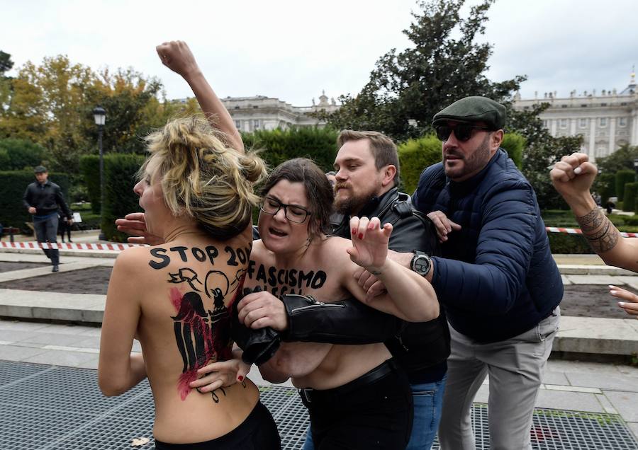 Las mujeres llevaban escrito sobre la piel del pecho el lema «fascismo legal, vergüenza nacional» y han sido increpadas por los participantes en el acto