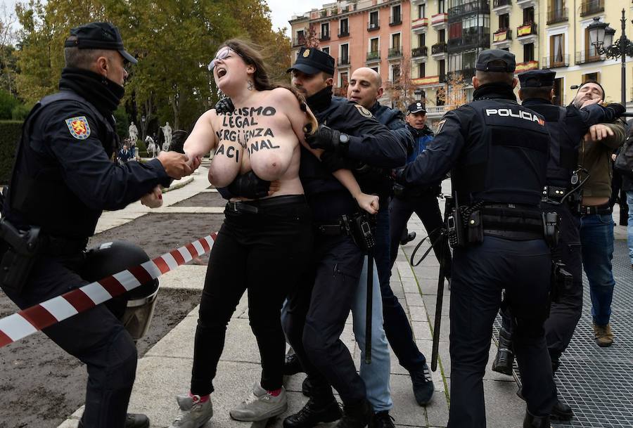 Las mujeres llevaban escrito sobre la piel del pecho el lema «fascismo legal, vergüenza nacional» y han sido increpadas por los participantes en el acto