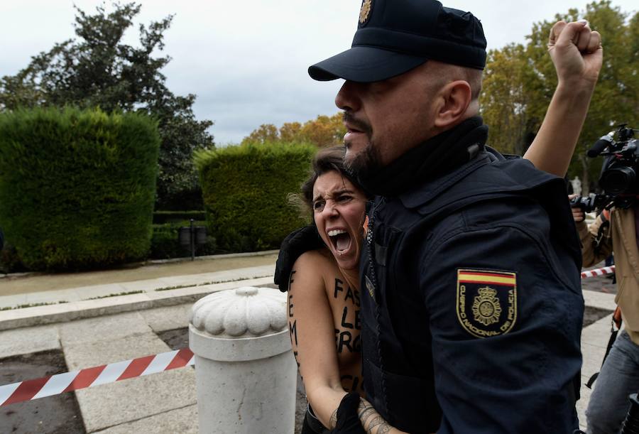 Las mujeres llevaban escrito sobre la piel del pecho el lema «fascismo legal, vergüenza nacional» y han sido increpadas por los participantes en el acto