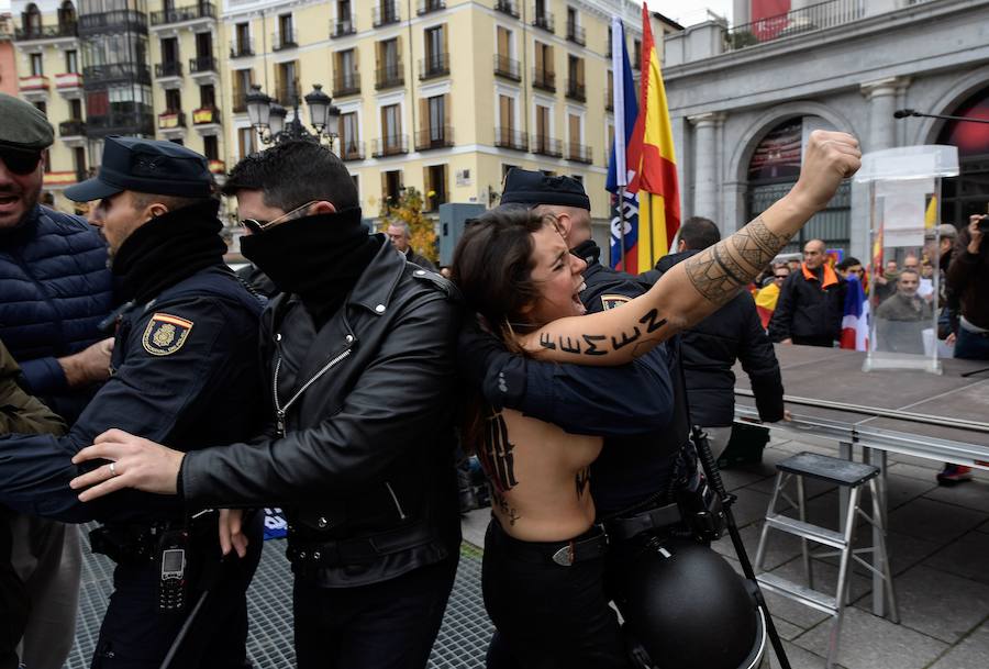 Las mujeres llevaban escrito sobre la piel del pecho el lema «fascismo legal, vergüenza nacional» y han sido increpadas por los participantes en el acto