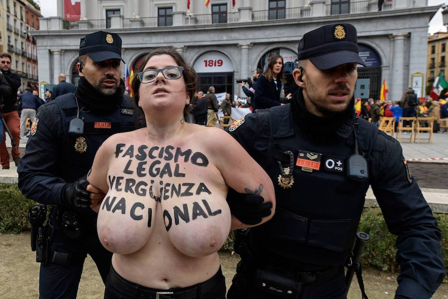 Las mujeres llevaban escrito sobre la piel del pecho el lema «fascismo legal, vergüenza nacional» y han sido increpadas por los participantes en el acto