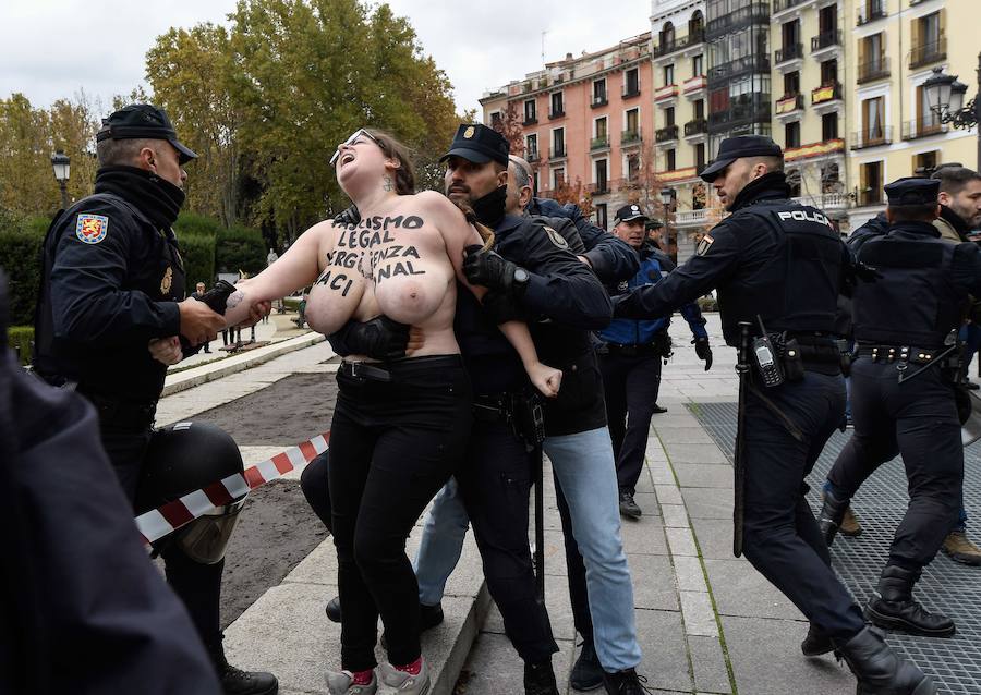 Las mujeres llevaban escrito sobre la piel del pecho el lema «fascismo legal, vergüenza nacional» y han sido increpadas por los participantes en el acto