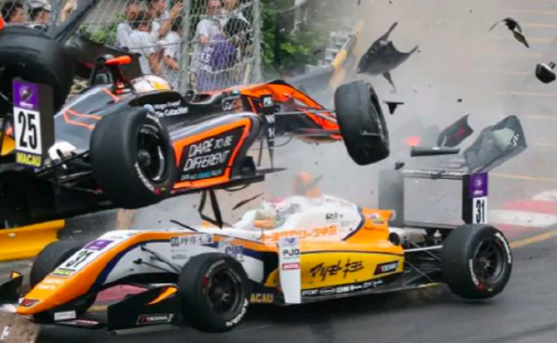 El coche de la piloto alemana pasa por encima del de uno de sus rivales.