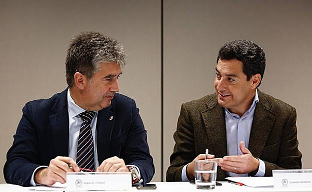 Ignacio Cosidó (izda.), junto al presidente del PP-A, Juanma Moreno, en una foto de archivo.