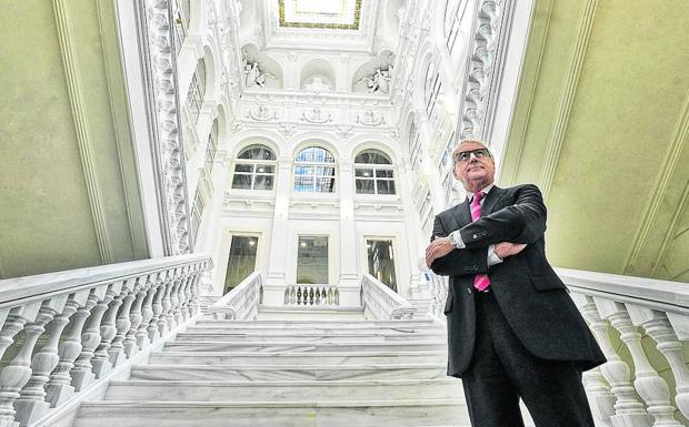 El subdelegado del Gobierno, Vicente Reyes, posa en la escalinata central de la aduana.