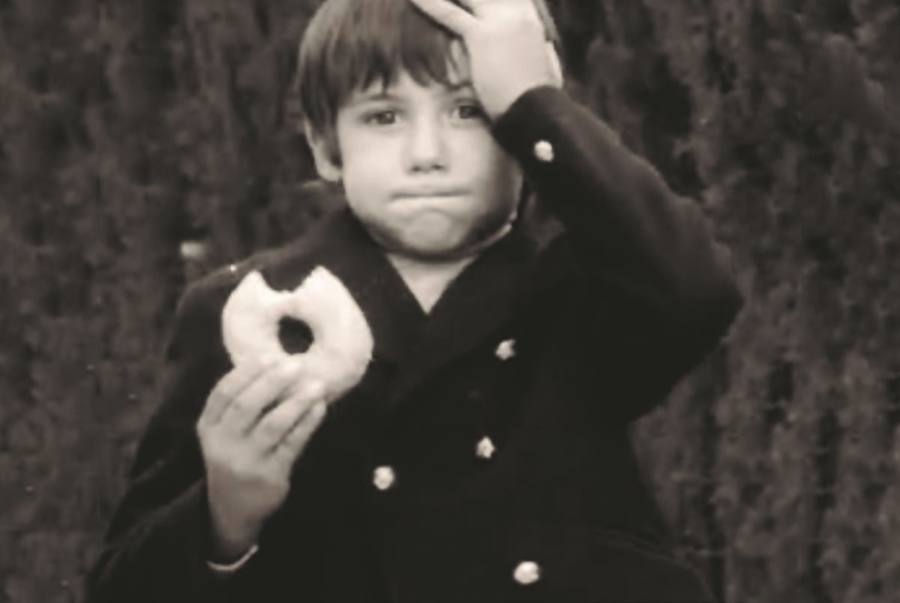 Al niño se le olvidó la cartera para ir al colegio pero a su generación y las posteriores nunca se les olvidaría que lo que más le importaba era que se habían quedado sus donuts en casa. 