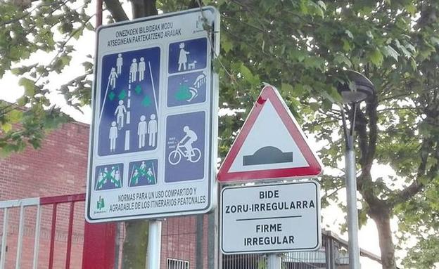El Ayuntamiento de Basauri ha tenido que colocar señales que advierten del mal estado del paseo. 