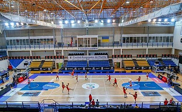 La selección española calienta antes de un partido disputado en Melilla