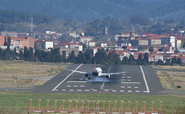 Un avión aterriza en Loiu. 