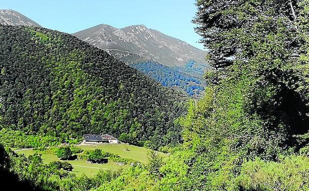 El refugio se encuentra al pie de una ladera boscosa.