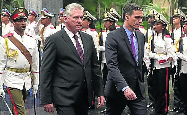 El presidente cubano, Miguel Díaz-Canel, y Sánchez pasan revista a las tropas antes de la reunión que mantuvieron anoche. 