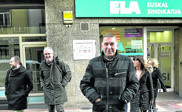 Otegi abandona la sede de ELA en Vitoria tras reunirse, hace justo un año, con su líder 'Txiki' Muñoz. 