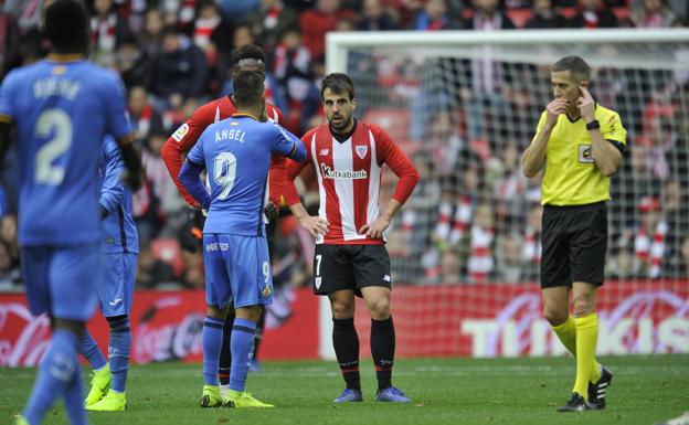 El colegiado Iglesias Villanueva, durante el partido en San Mamés. 