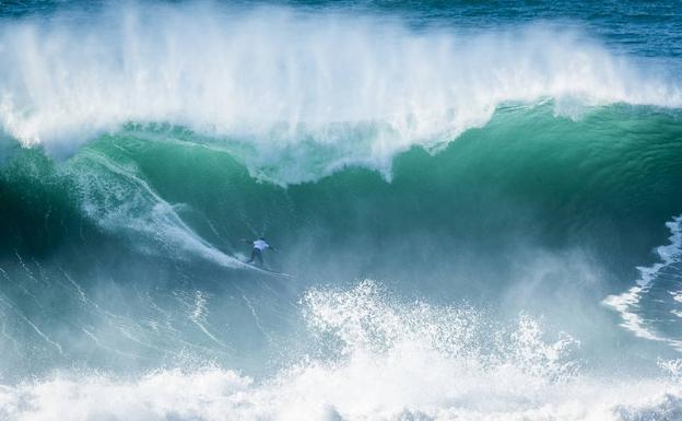 Natxo González surfea una ola gigante.