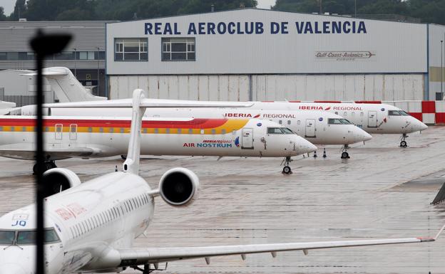 Aviones de Air Nostrum estacionados en Valencia por la huelga. 