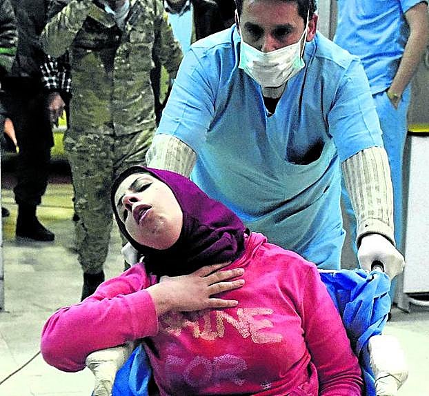 Una mujer llega al hospital de Alepo con una crisis respiratoria.