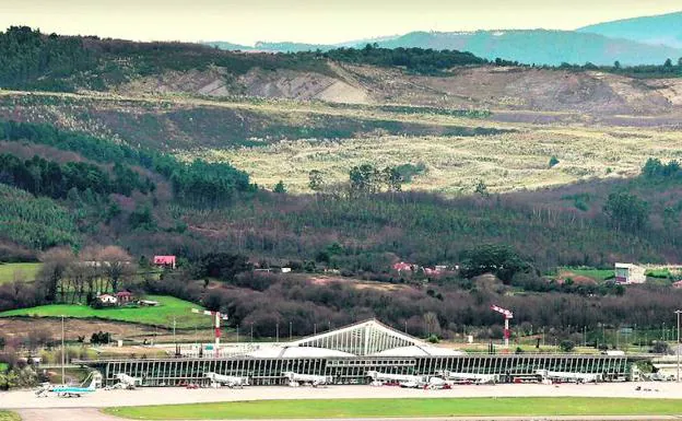Imagen de archivo en la que se aprecian los terrenos removidos para la urbanización detrás del aeropuerto de Loiu. 