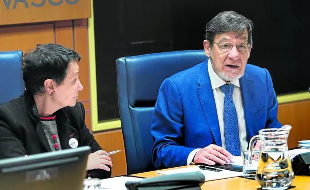 Juan Luis Ibarra interviene en el Parlamento ante la atenta mirada de Jone Goirizelaia.