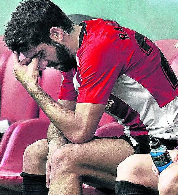 Raúl García, cabizbajo tras lesionarse ante el Girona.