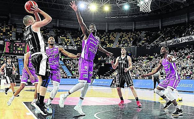 Salgado se eleva para intentar anotar pese a la oposición de la defensa del Araberri.