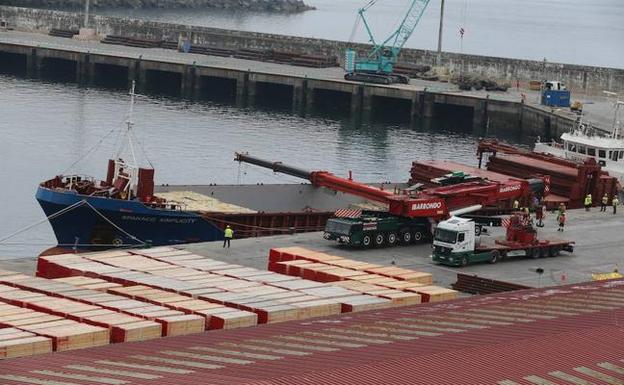 Descarga de un mercante en el puerto comercial de Bermeo con el muelle Xixili al fondo. 