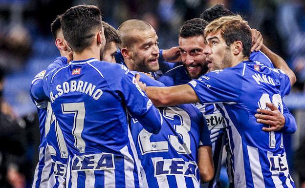 Borja Bastón, sonriente entre Laguardia y Manu García, celebra su gol ante el Villarreal, que dio el triunfo al Alavés.