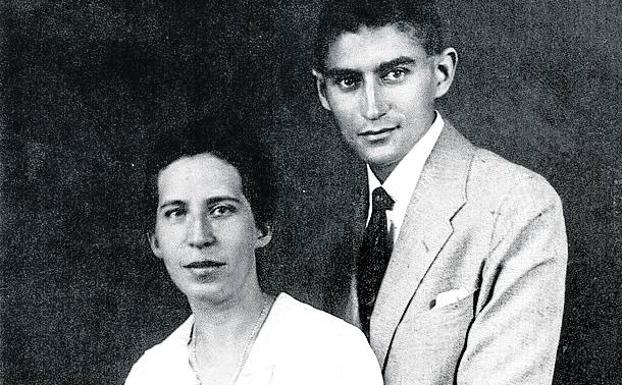 Imagen principal - Destinataria. Entre octubre de 1912 y julio de 1914 Kafka escribió centenares de cartas a Felice Bauer, con quien aparece en la foto. 