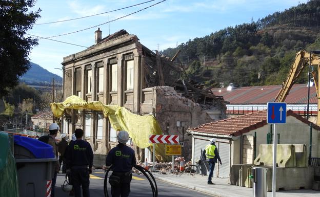 La parte superior del inmueble se ha venido abajo y la excavadora trabaja para retirar materiales.