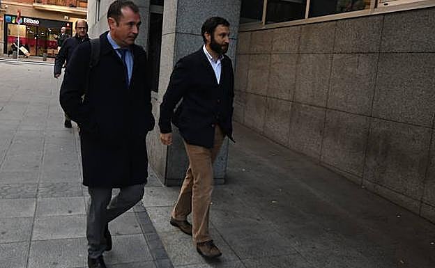 José María Martínez Sanz (a la derecha), este miércoles junto a su abogado a la entrada del Palacio de Justicia.