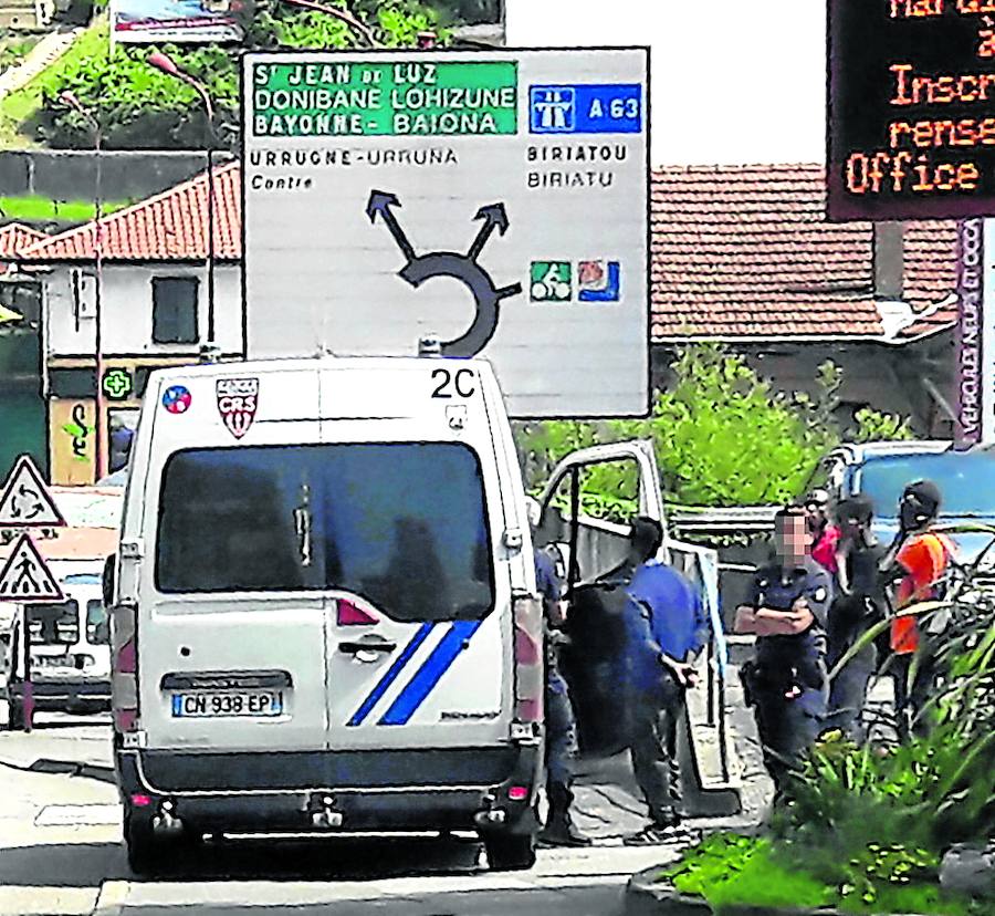 Gendarmes interceptan una furgoneta con migrantes tras pasar a Francia por Irún.