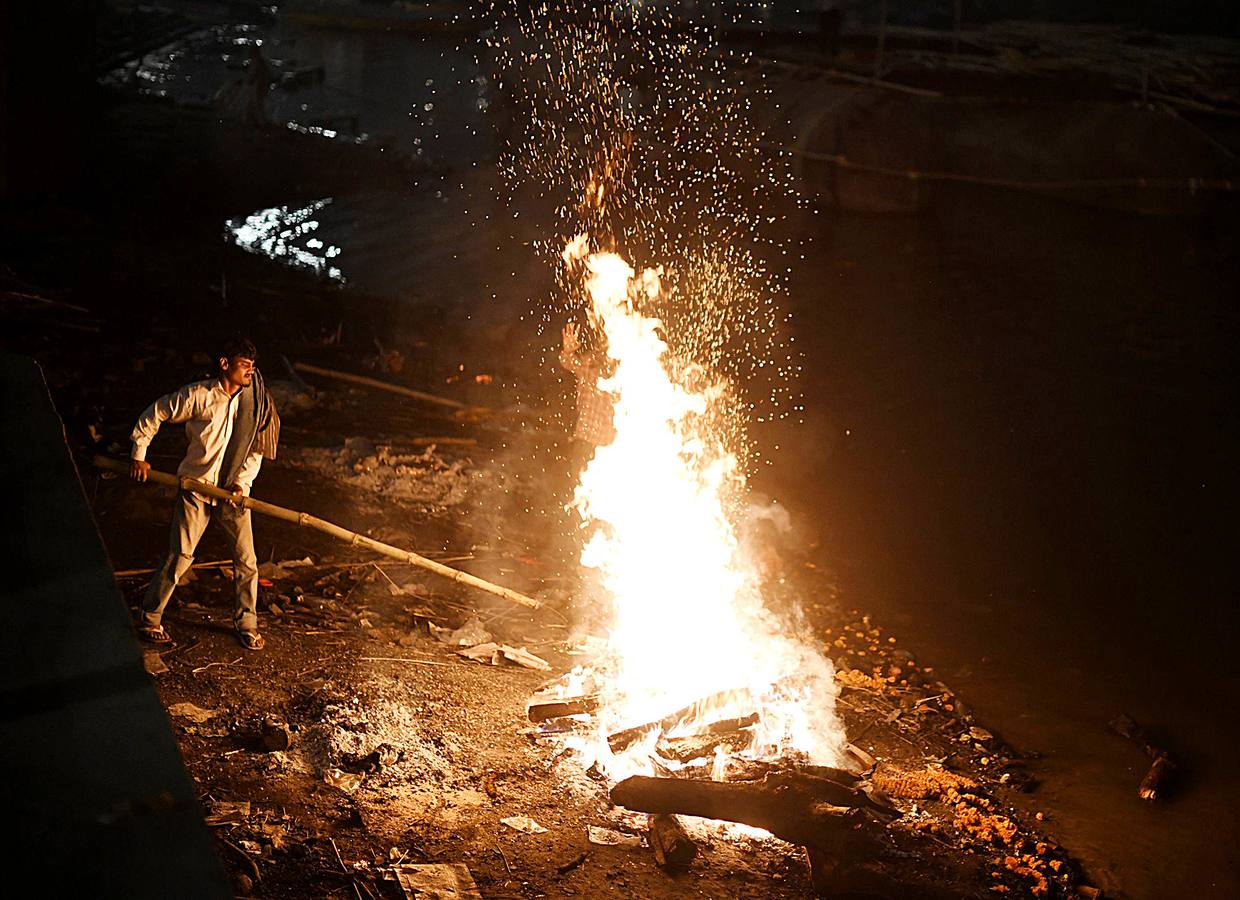 Todo hindú desea ser incinerado en Varanasi, la ciudad sagrada en el norte de la India. En sus ghats, a orillas del Ganges (en las fotografías vemos el ghat de Manikarnika), las piras funerarias son constantes y numerosos barcos cargados de madera la depositan con frecuencia. Cada una de las alrededor de 200 cremaciones que se realizan a diario necesita entre 200 y 400 kilos de madera, lo que significa que son consumidas hasta 80 toneladas. Un problema más para la polución en el país.