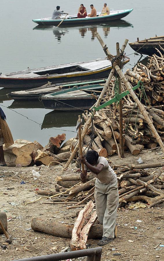 Todo hindú desea ser incinerado en Varanasi, la ciudad sagrada en el norte de la India. En sus ghats, a orillas del Ganges (en las fotografías vemos el ghat de Manikarnika), las piras funerarias son constantes y numerosos barcos cargados de madera la depositan con frecuencia. Cada una de las alrededor de 200 cremaciones que se realizan a diario necesita entre 200 y 400 kilos de madera, lo que significa que son consumidas hasta 80 toneladas. Un problema más para la polución en el país.