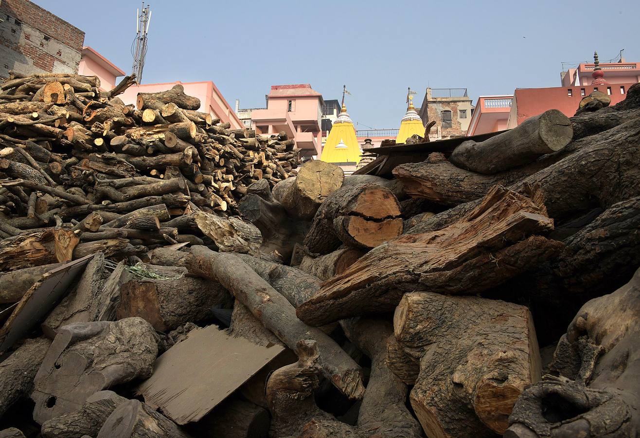 Todo hindú desea ser incinerado en Varanasi, la ciudad sagrada en el norte de la India. En sus ghats, a orillas del Ganges (en las fotografías vemos el ghat de Manikarnika), las piras funerarias son constantes y numerosos barcos cargados de madera la depositan con frecuencia. Cada una de las alrededor de 200 cremaciones que se realizan a diario necesita entre 200 y 400 kilos de madera, lo que significa que son consumidas hasta 80 toneladas. Un problema más para la polución en el país.