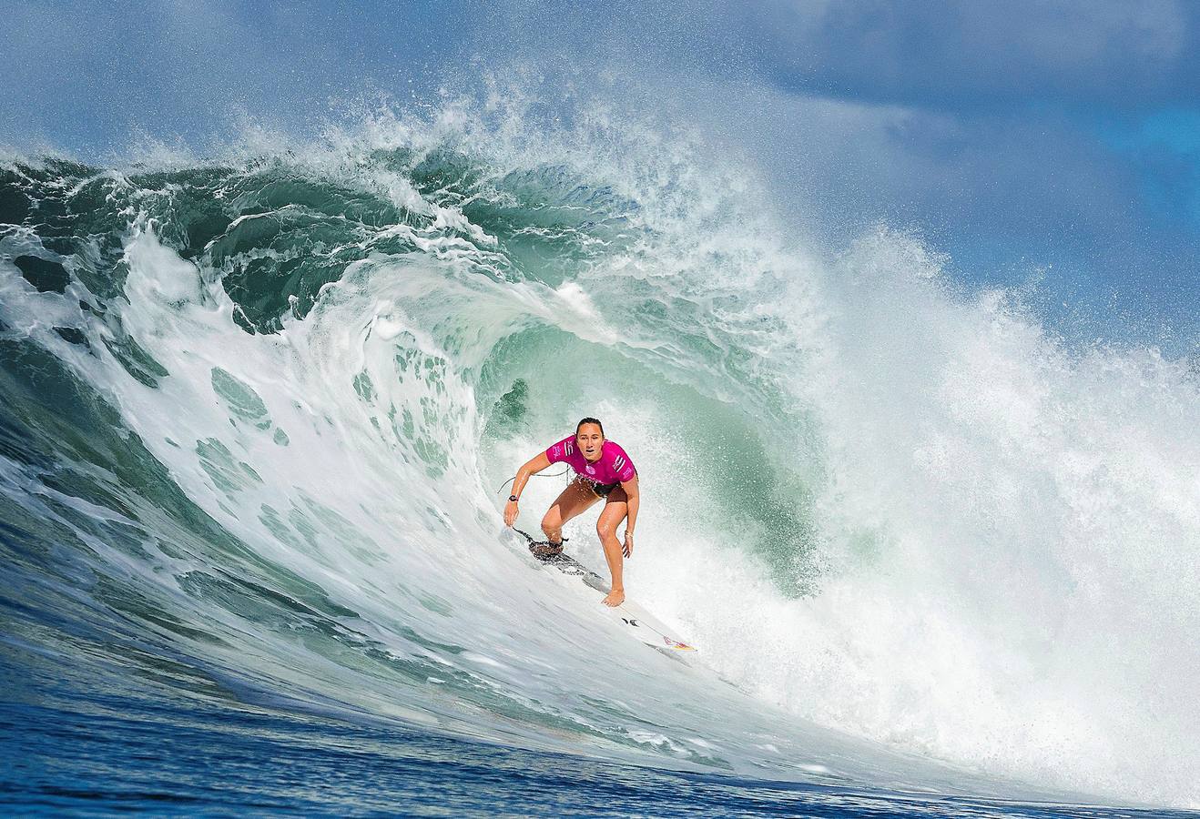 El Beachwaver Maui Pro es la última prueba del Campeonato Femenino dentro de la Liga Mundial de Surf. Se celebra estos días en Honolua Bay, en la costa noroeste de Maui, en Hawai, un escenario paradisíaco, perfecto para cabalgar olas largas y poderosas que atraen a las más experimentadas practicantes de surf del mundo. La australiana Stephanie Gilmore (de amarillo con trofeo y una corona de flores) se ha proclamado campeona del mundo.