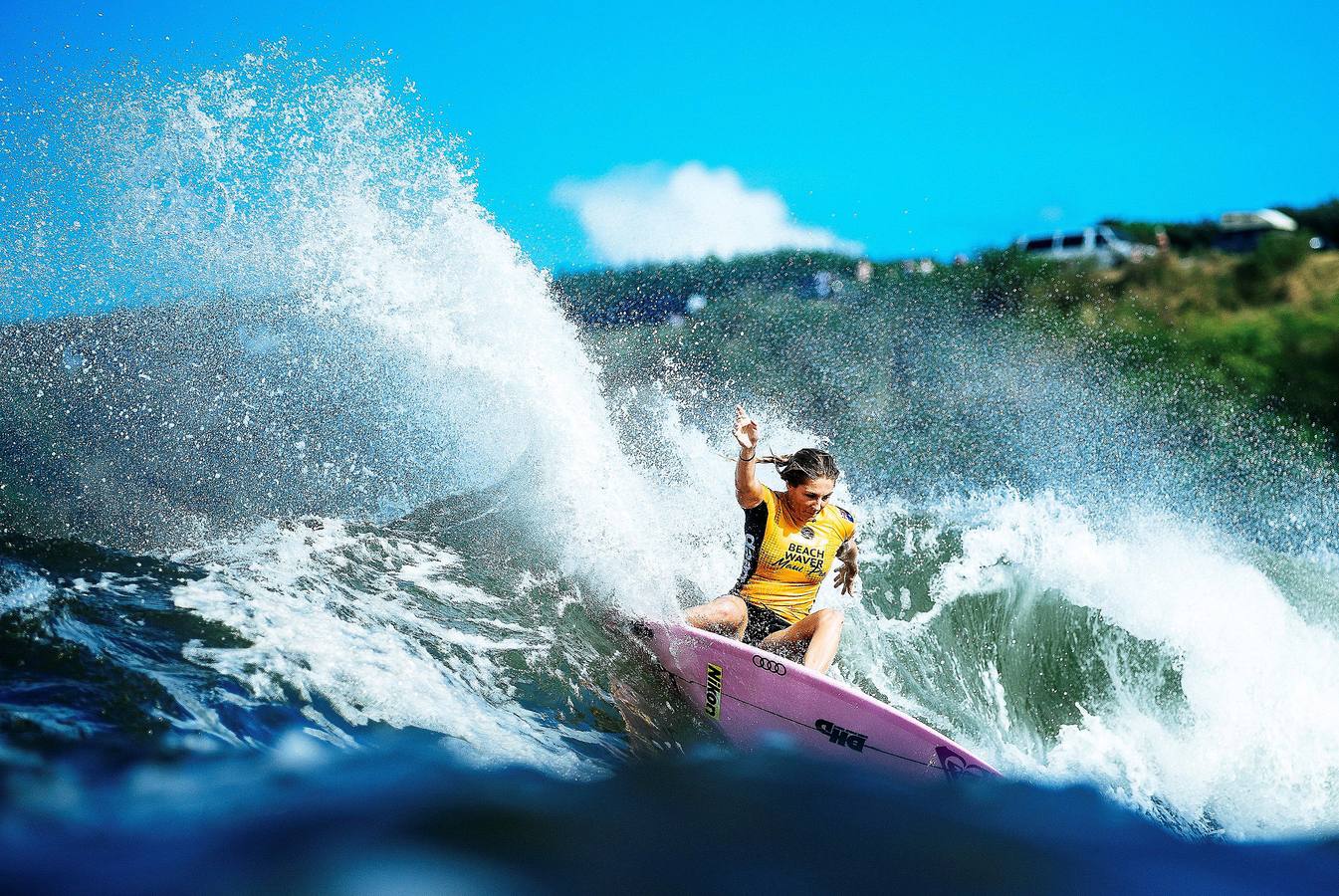 El Beachwaver Maui Pro es la última prueba del Campeonato Femenino dentro de la Liga Mundial de Surf. Se celebra estos días en Honolua Bay, en la costa noroeste de Maui, en Hawai, un escenario paradisíaco, perfecto para cabalgar olas largas y poderosas que atraen a las más experimentadas practicantes de surf del mundo. La australiana Stephanie Gilmore (de amarillo con trofeo y una corona de flores) se ha proclamado campeona del mundo.
