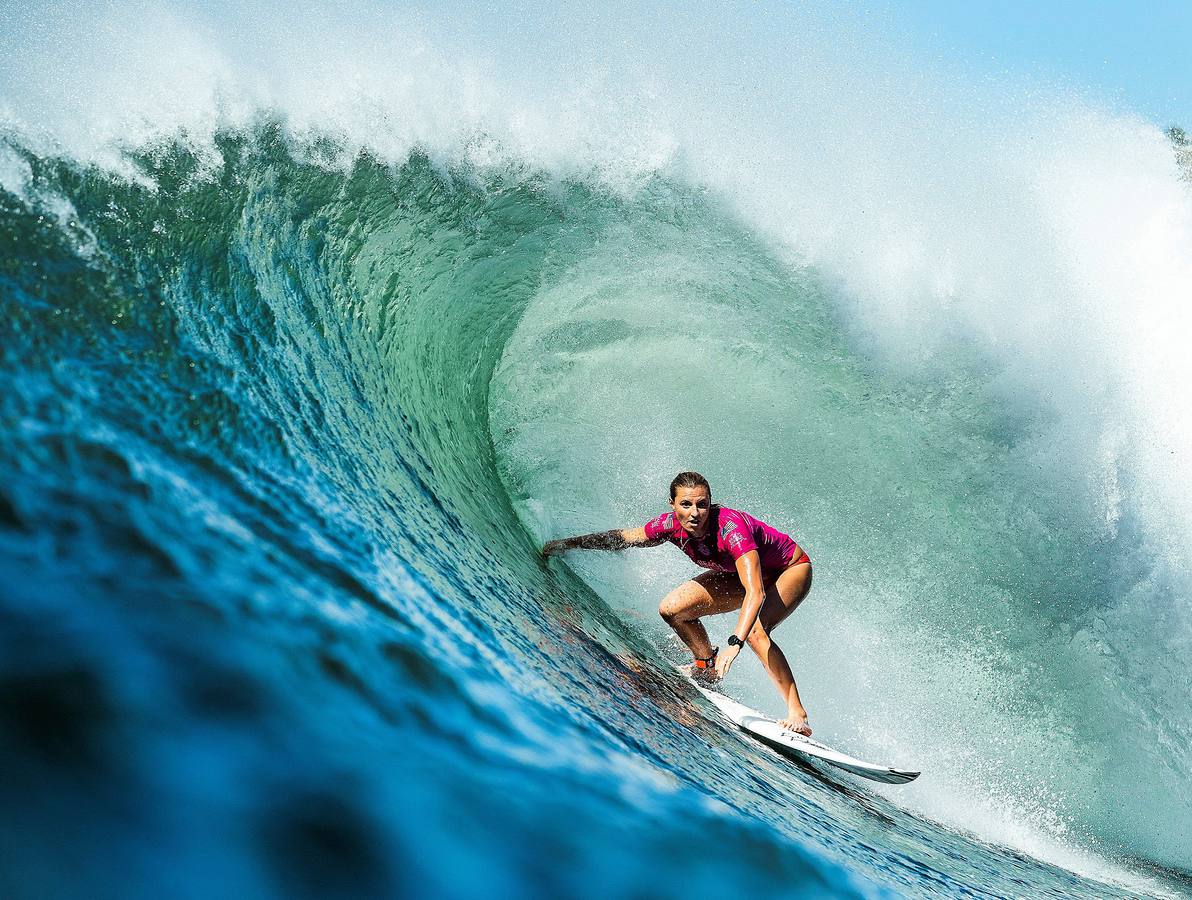El Beachwaver Maui Pro es la última prueba del Campeonato Femenino dentro de la Liga Mundial de Surf. Se celebra estos días en Honolua Bay, en la costa noroeste de Maui, en Hawai, un escenario paradisíaco, perfecto para cabalgar olas largas y poderosas que atraen a las más experimentadas practicantes de surf del mundo. La australiana Stephanie Gilmore (de amarillo con trofeo y una corona de flores) se ha proclamado campeona del mundo.