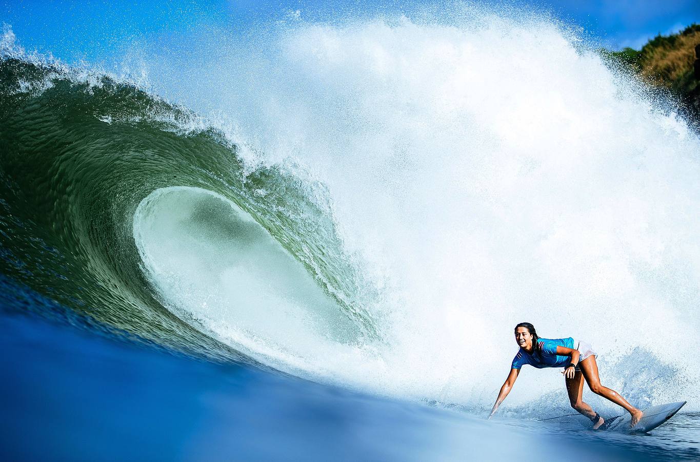 El Beachwaver Maui Pro es la última prueba del Campeonato Femenino dentro de la Liga Mundial de Surf. Se celebra estos días en Honolua Bay, en la costa noroeste de Maui, en Hawai, un escenario paradisíaco, perfecto para cabalgar olas largas y poderosas que atraen a las más experimentadas practicantes de surf del mundo. La australiana Stephanie Gilmore (de amarillo con trofeo y una corona de flores) se ha proclamado campeona del mundo.