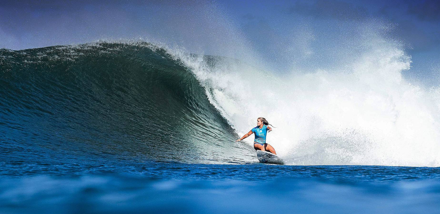 El Beachwaver Maui Pro es la última prueba del Campeonato Femenino dentro de la Liga Mundial de Surf. Se celebra estos días en Honolua Bay, en la costa noroeste de Maui, en Hawai, un escenario paradisíaco, perfecto para cabalgar olas largas y poderosas que atraen a las más experimentadas practicantes de surf del mundo. La australiana Stephanie Gilmore (de amarillo con trofeo y una corona de flores) se ha proclamado campeona del mundo.