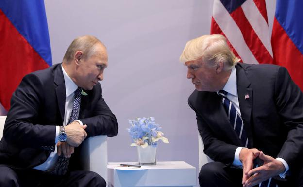 Vladímir Putin y Donald Trump, en julio del año pasado en la cumbre del G-20 en Hamburgo.