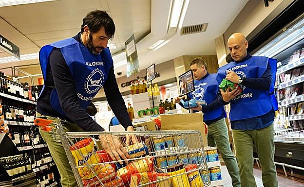 El entrenador del Bilbao Basket, Álex Mumbrú, colabora junto a su segundo, Jorge Elorduy, y Rafa Pueyo, director deportivo. 