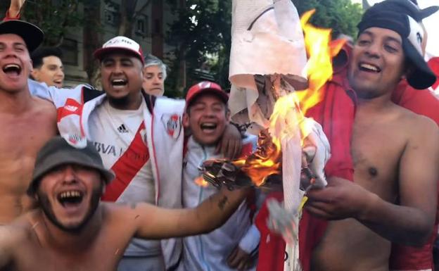 Hinchas del River queman una camiseta del Boca durante los disturbios del domingo.