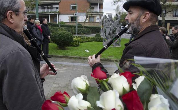 El homenaje ha tenido lugar en la plaza de San Ignacio. 